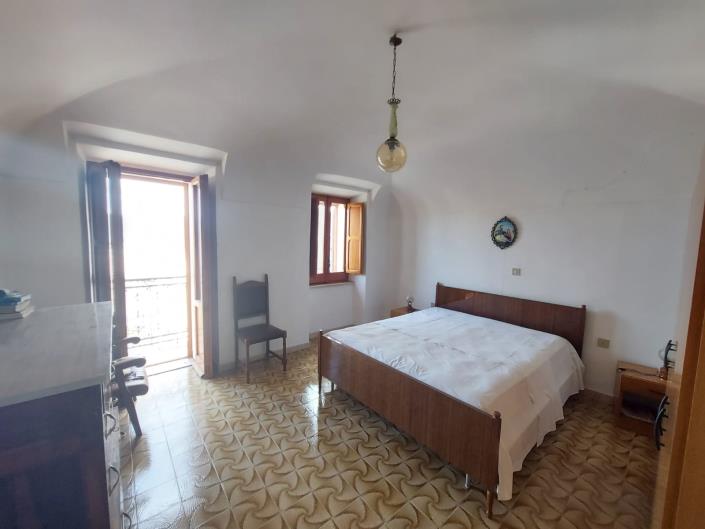 Image No.33-2 Bed Townhouse for sale