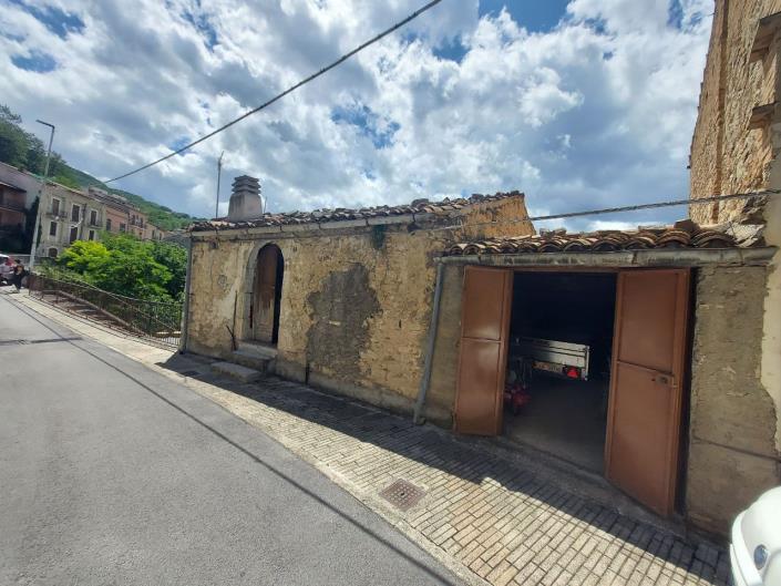 Image No.47-2 Bed Townhouse for sale