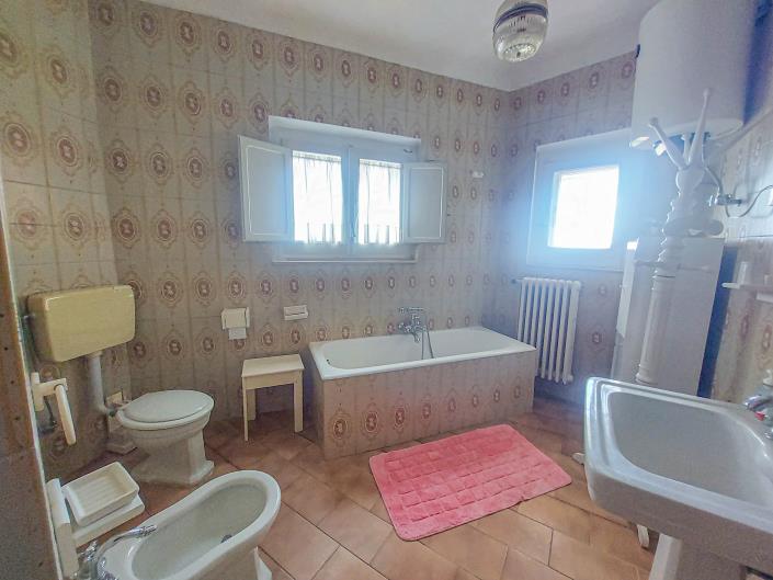 Image No.27-5 Bed Townhouse for sale