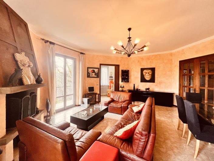 Image No.10-8 Bed Villa / Detached for sale