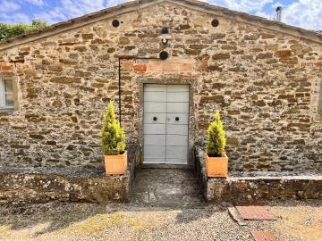 Appartamenti-La-Sceggia-4-garden-entrance