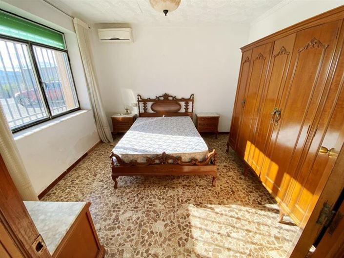 Image No.10-6 Bed Property for sale