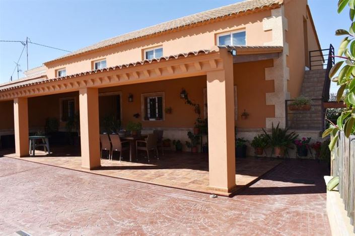 Image No.2-4 Bed Property for sale