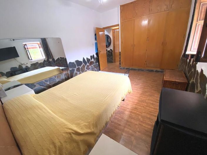 Image No.15-6 Bed Property for sale