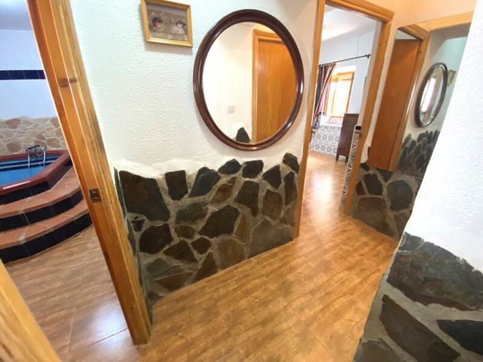 Image No.17-6 Bed Property for sale