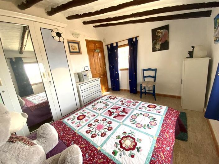 Image No.16-6 Bed Property for sale