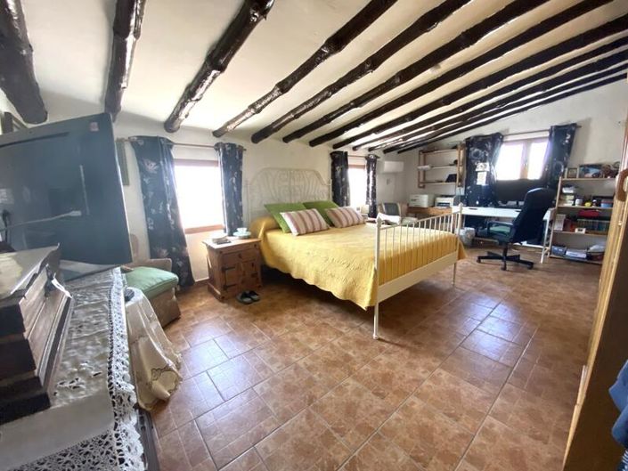 Image No.17-6 Bed Property for sale