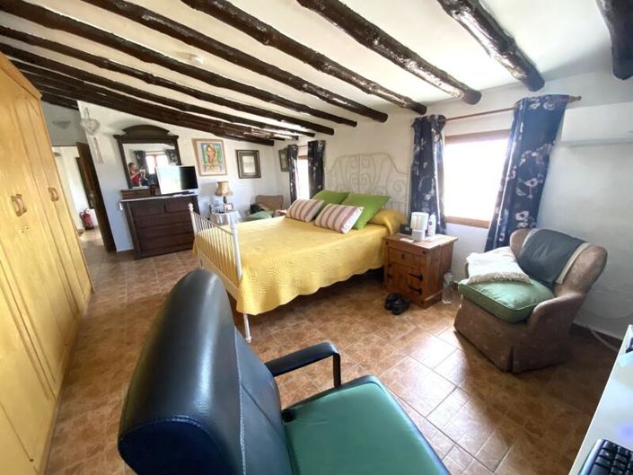 Image No.18-6 Bed Property for sale