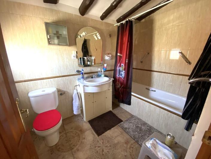 Image No.19-6 Bed Property for sale