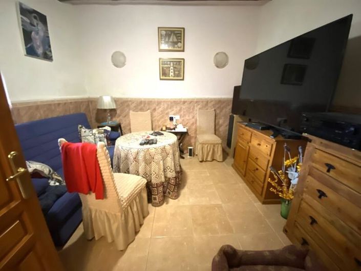 Image No.24-6 Bed Property for sale