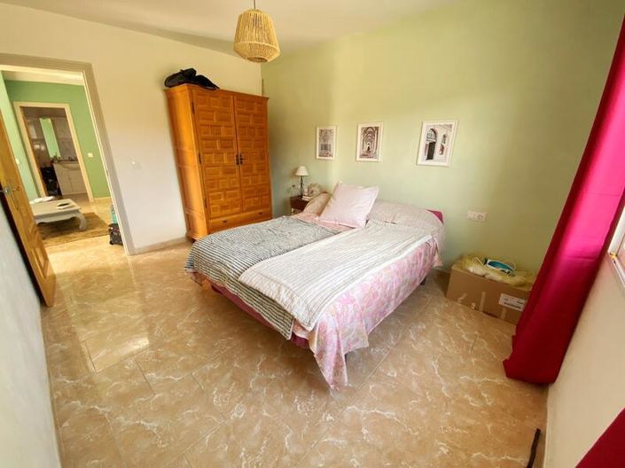 Image No.11-2 Bed Property for sale