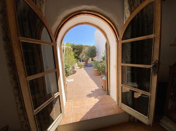 Image No.20-7 Bed Property for sale