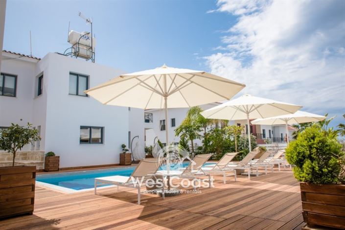 Image No.2-Commercial de 30 chambres à vendre à Kissonerga