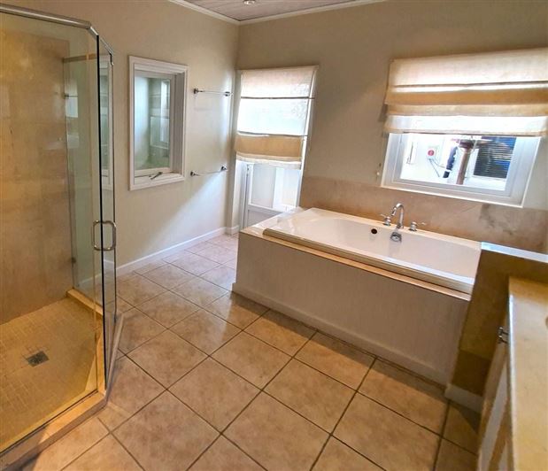 Image No.15-3 Bed Townhouse for sale