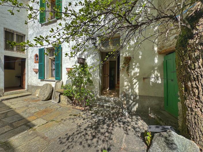 Image No.15-2 Bed Semi-Detached for sale