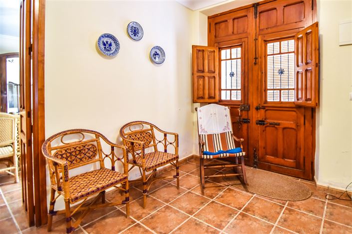 Image No.10-10 Bed Commercial for sale