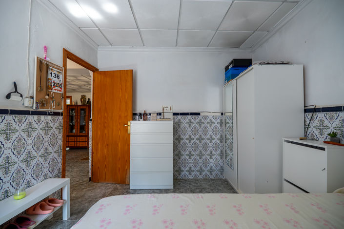 Image No.12-6 Bed Townhouse for sale