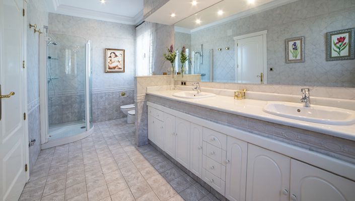 Image No.8-7 Bed Villa for sale