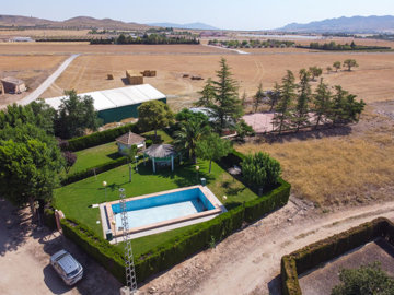 3866countryhousewtenniscourtandpool0108251409