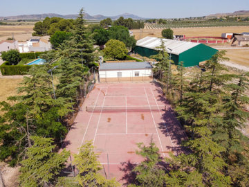 3866countryhousewtenniscourtandpool0108251409