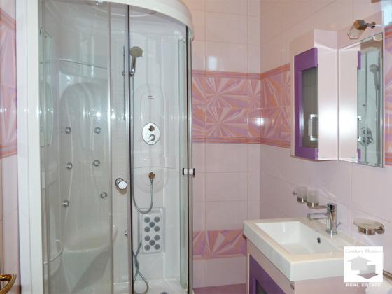 Image No.18-5 Bed House for sale