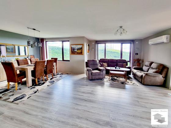 Image No.8-5 Bed House for sale