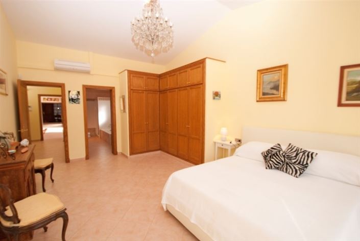 Image No.12-7 Bed Villa for sale