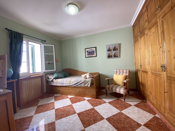 Image No.18-4 Bed Townhouse for sale