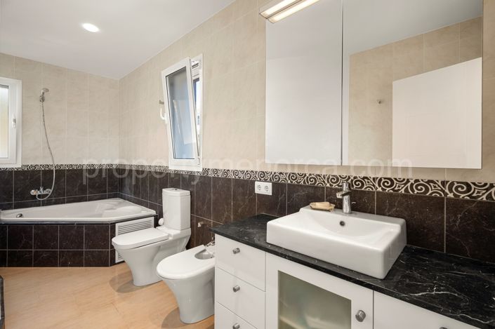 Image No.12-5 Bed Villa for sale