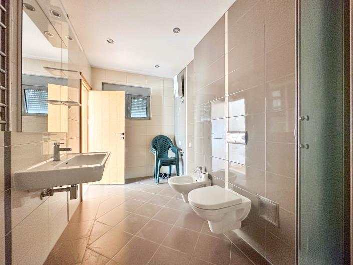 Image No.10-4 Bed House for sale