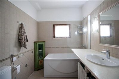 house-in-Morinj-for-sale_-14-670x446
