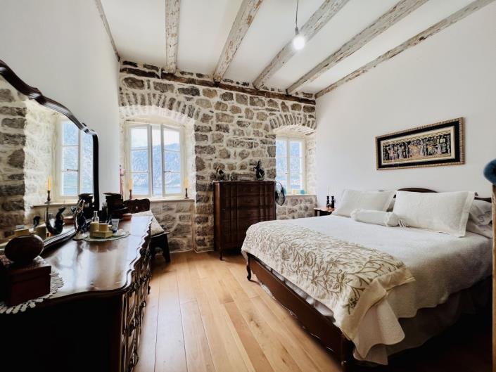 Image No.13-2 Bed House for sale