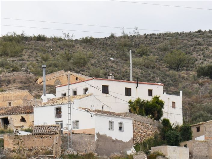 Image No.17-6 Bed Property for sale