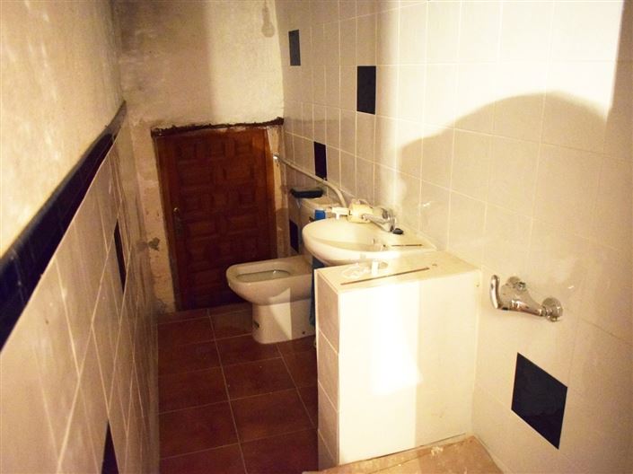 Image No.26-6 Bed Property for sale