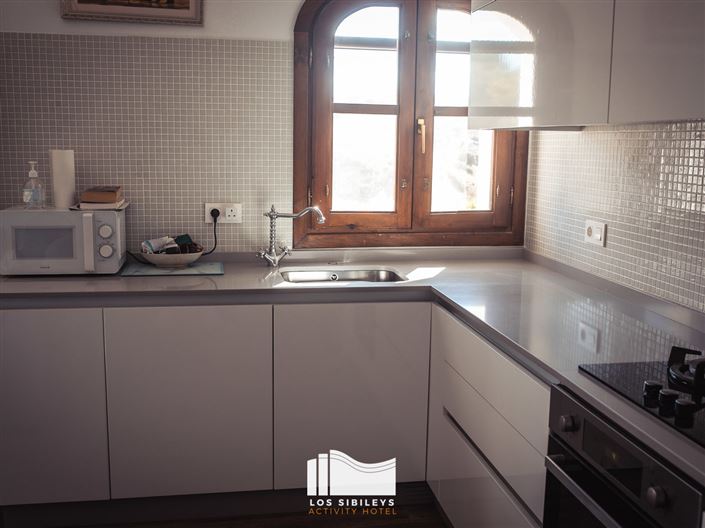 Image No.12-6 Bed Commercial for sale