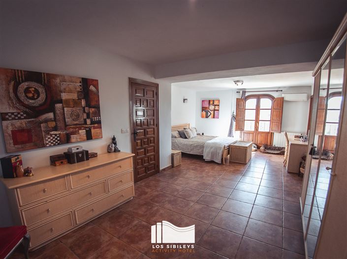 Image No.10-6 Bed Commercial for sale