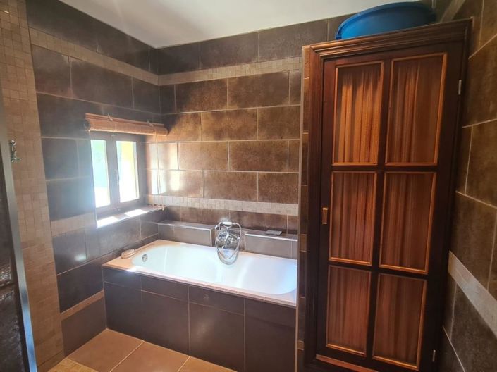 Image No.12-7 Bed Property for sale