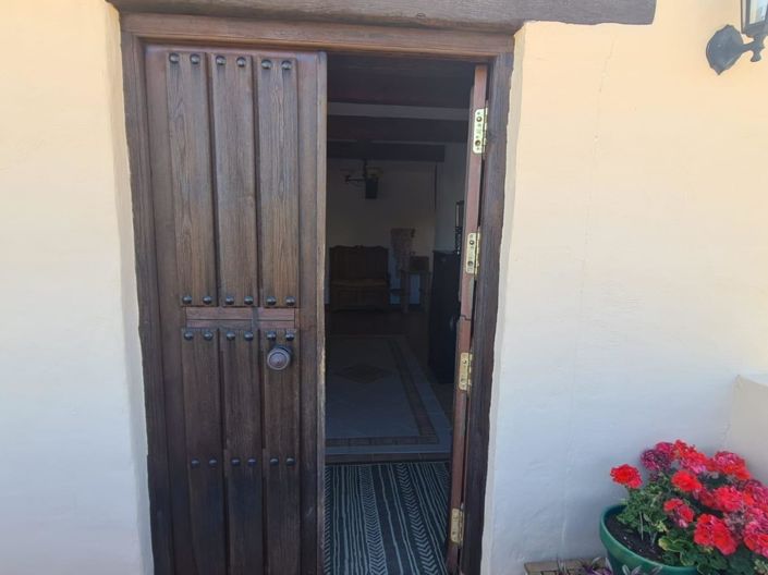 Image No.17-7 Bed Property for sale