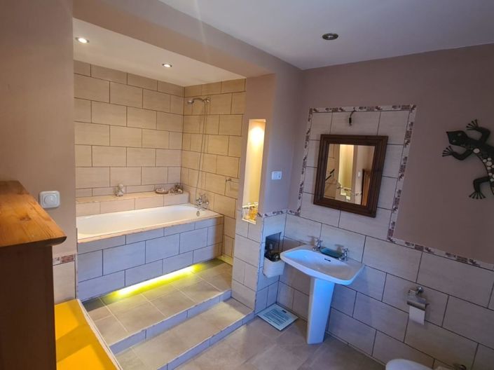 Image No.19-7 Bed Property for sale