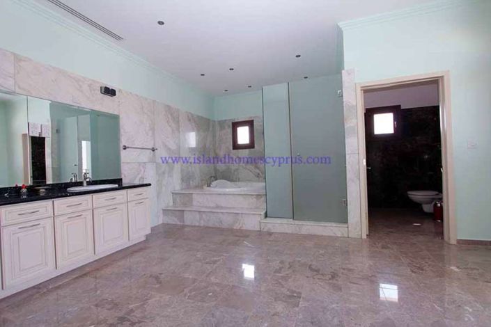 Image No.33-5 Bed Villa / Detached for sale