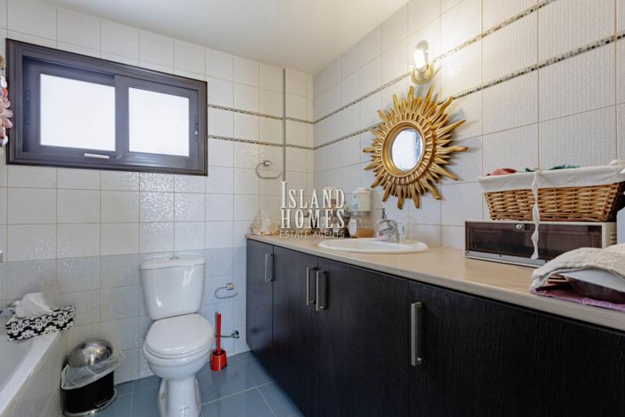 Image No.18-3 Bed Semi-Detached for sale