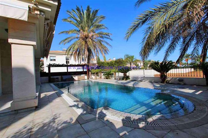 Image No.12-4 Bed Villa / Detached for sale