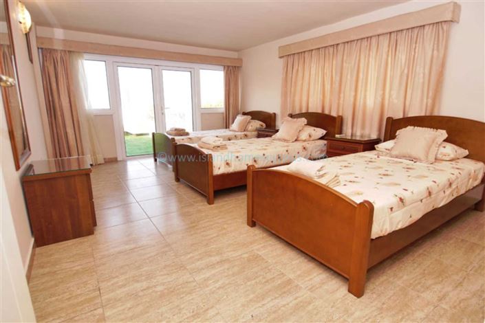 Image No.18-3 Bed Property for sale