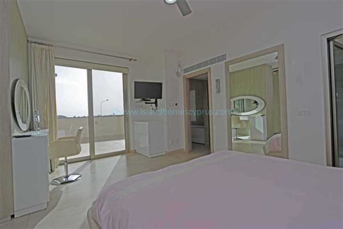 Image No.12-7 Bed Villa / Detached for sale