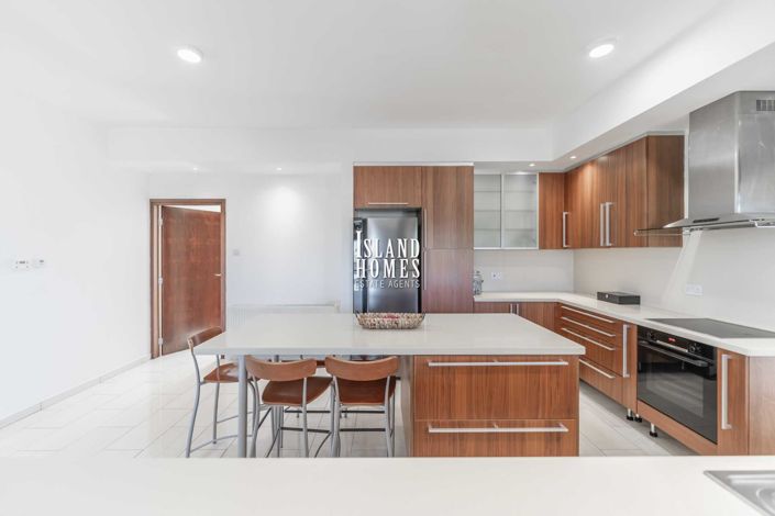 Image No.6-Villa / Détaché de 6 chambres à vendre à Deryneia