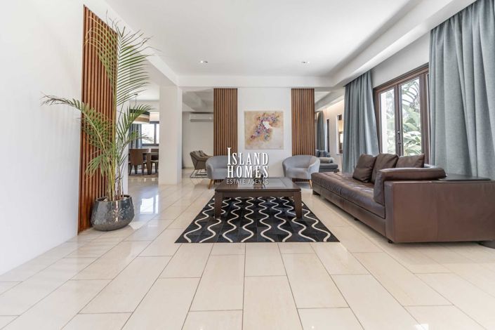 Image No.8-Villa / Détaché de 6 chambres à vendre à Deryneia