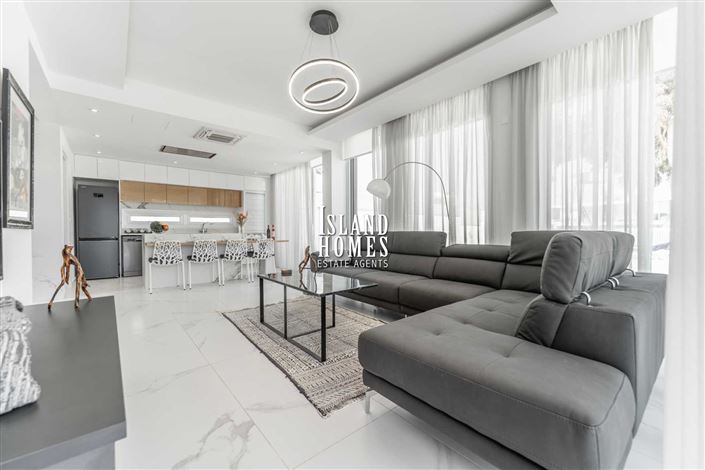 Image No.8-5 Bed Villa / Detached for sale