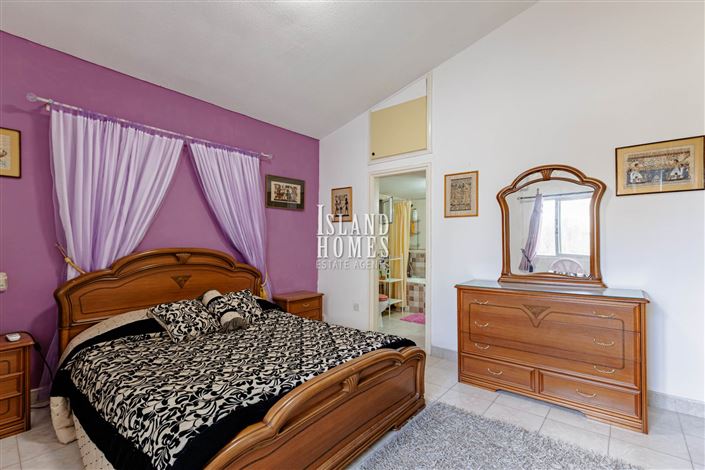 Image No.19-4 Bed Bungalow for sale