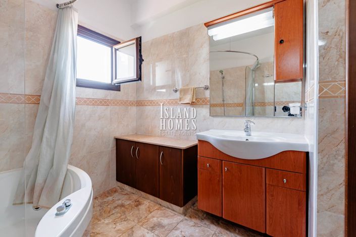 Image No.28-5 Bed Villa / Detached for sale