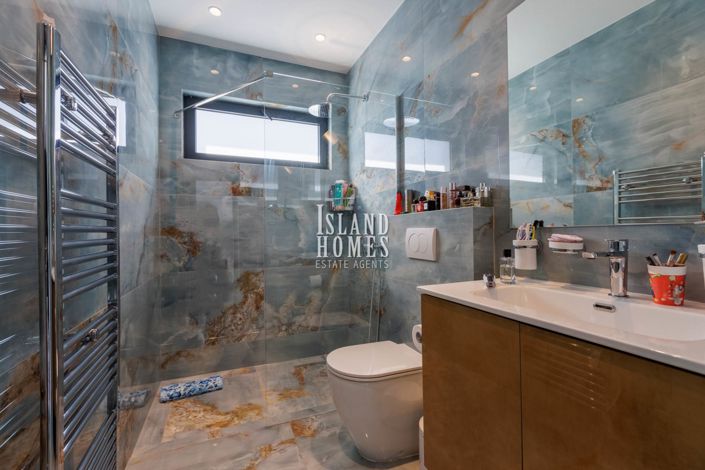 Image No.20-4 Bed Villa / Detached for sale